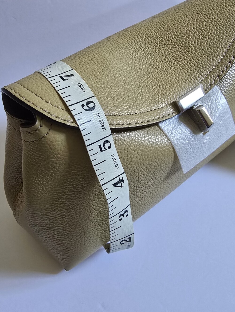 TOTEME T-lock grained-leather crossbody clutch desert - Picture 8 of 9